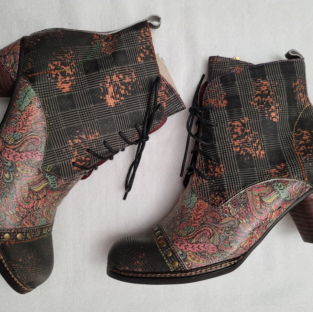 La A'rtiste Booties